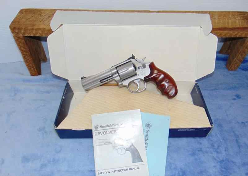 SMITH &amp; WESSON 686 CS 1 357 MAG 4&quot; BBL 1988 W/BOX