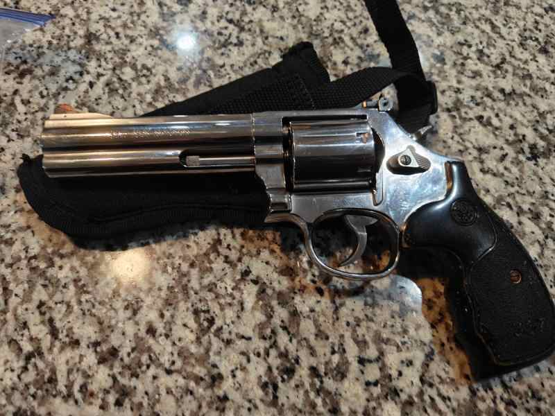 SMITH AND WESSON 686-6 5-IN BARREL 7 SHOT