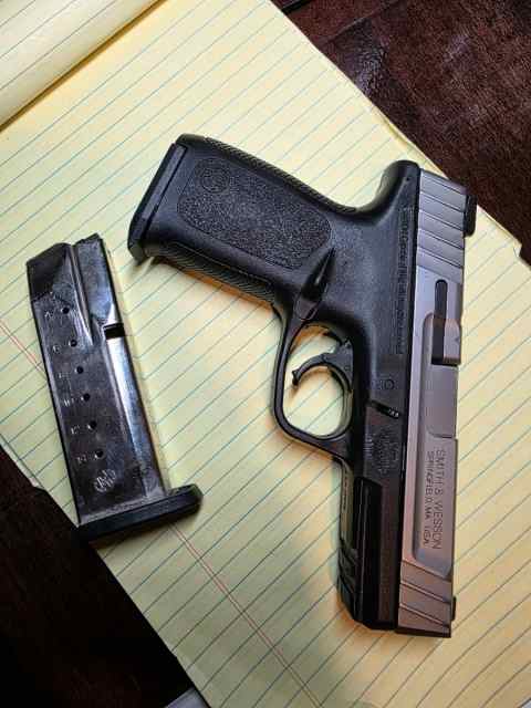 Smith and Wesson SD40VE w/ 2 14rnd mags (.40 cal)