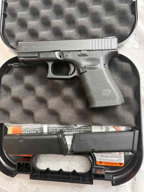 Glock 19 Gen 4 9mm with night sights