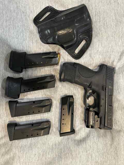 Smith and Wesson M&amp;P 40c W/extras