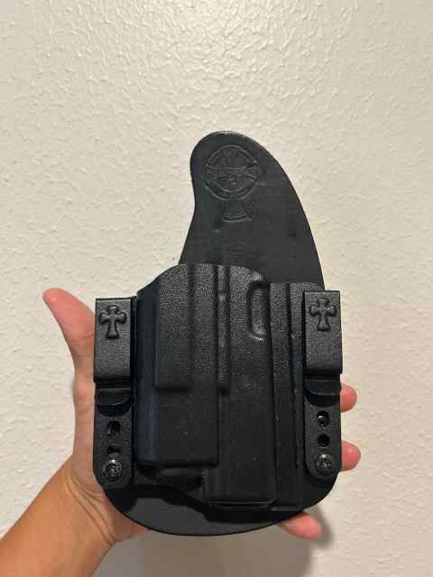 crossbreed holster for a 17 with tlr8